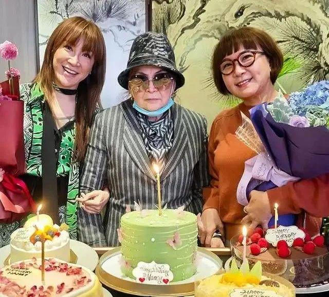 二姐携 88 岁母亲现身闺蜜礼物催泪pg电子模拟器免费版李玟离世一年多(图2)