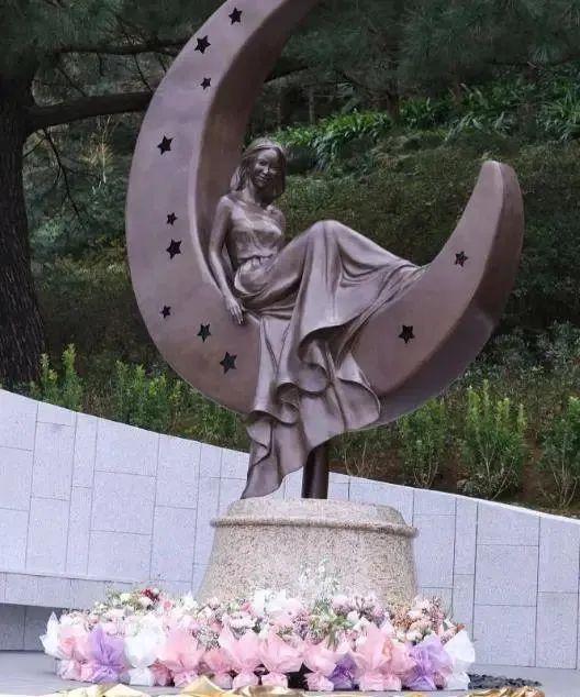 二姐携 88 岁母亲现身闺蜜礼物催泪pg电子模拟器免费版李玟离世一年多(图4)