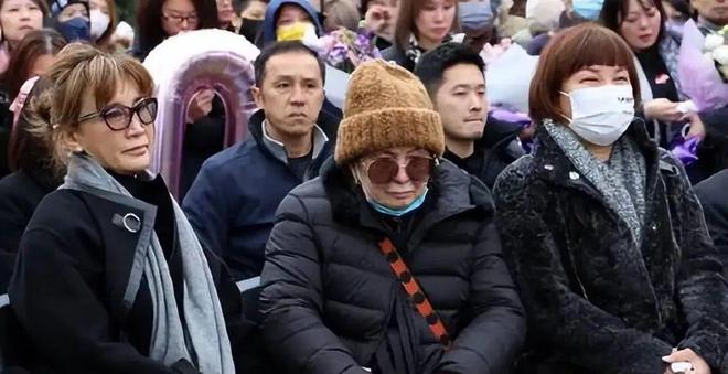 二姐携 88 岁母亲现身闺蜜礼物催泪pg电子模拟器免费版李玟离世一年多(图5)