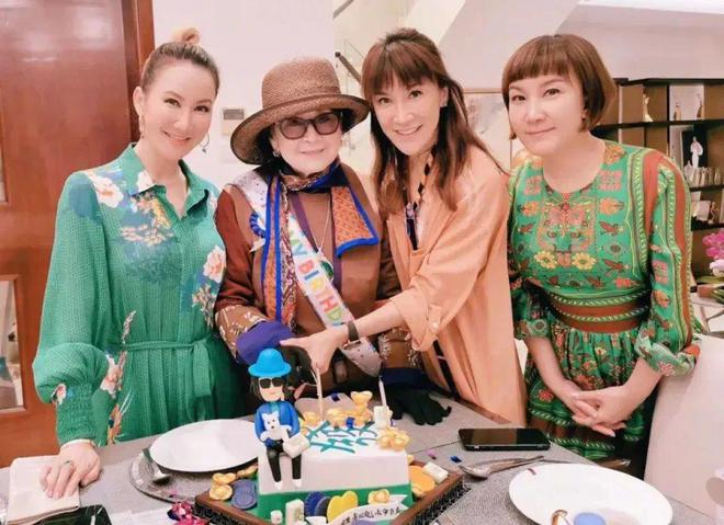 二姐携 88 岁母亲现身闺蜜礼物催泪pg电子模拟器免费版李玟离世一年多(图7)