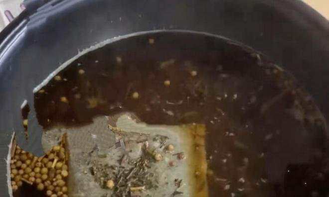 椒泡脚把自己泡进医院掐人中找邻居求救pg电子试玩平台后怕！独居女生用花(图2)