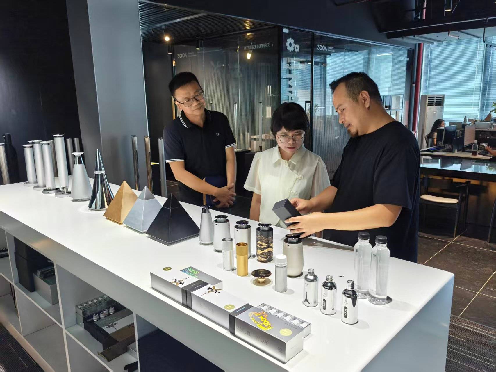 与工业设计学会领导莅临3004工厂pg电子模拟器免费试玩佛山工信局(图4) 与工业设计学会领导莅临3004工厂pg电子模拟器免费试玩佛山工信局(图4)
